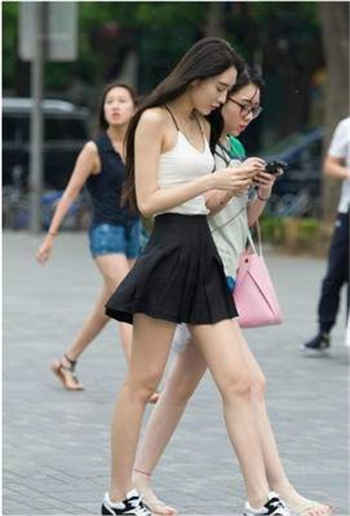 儿子替爸爸为妈妈耕地