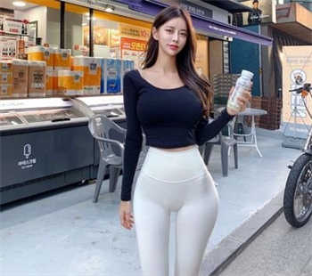 美女透明内衣秀露出毛