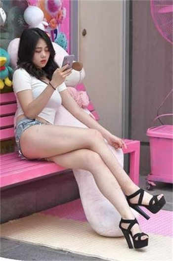 规矩板子高高肿起