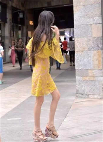 年轻的房地产女销售员